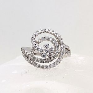 Gorgeous 18K White Gold Floral Diamond Cocktail Ring 1-1/4 Carats!